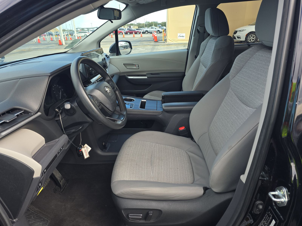 Toyota Sienna LE FWD 8-Passenger (Natl) 2024