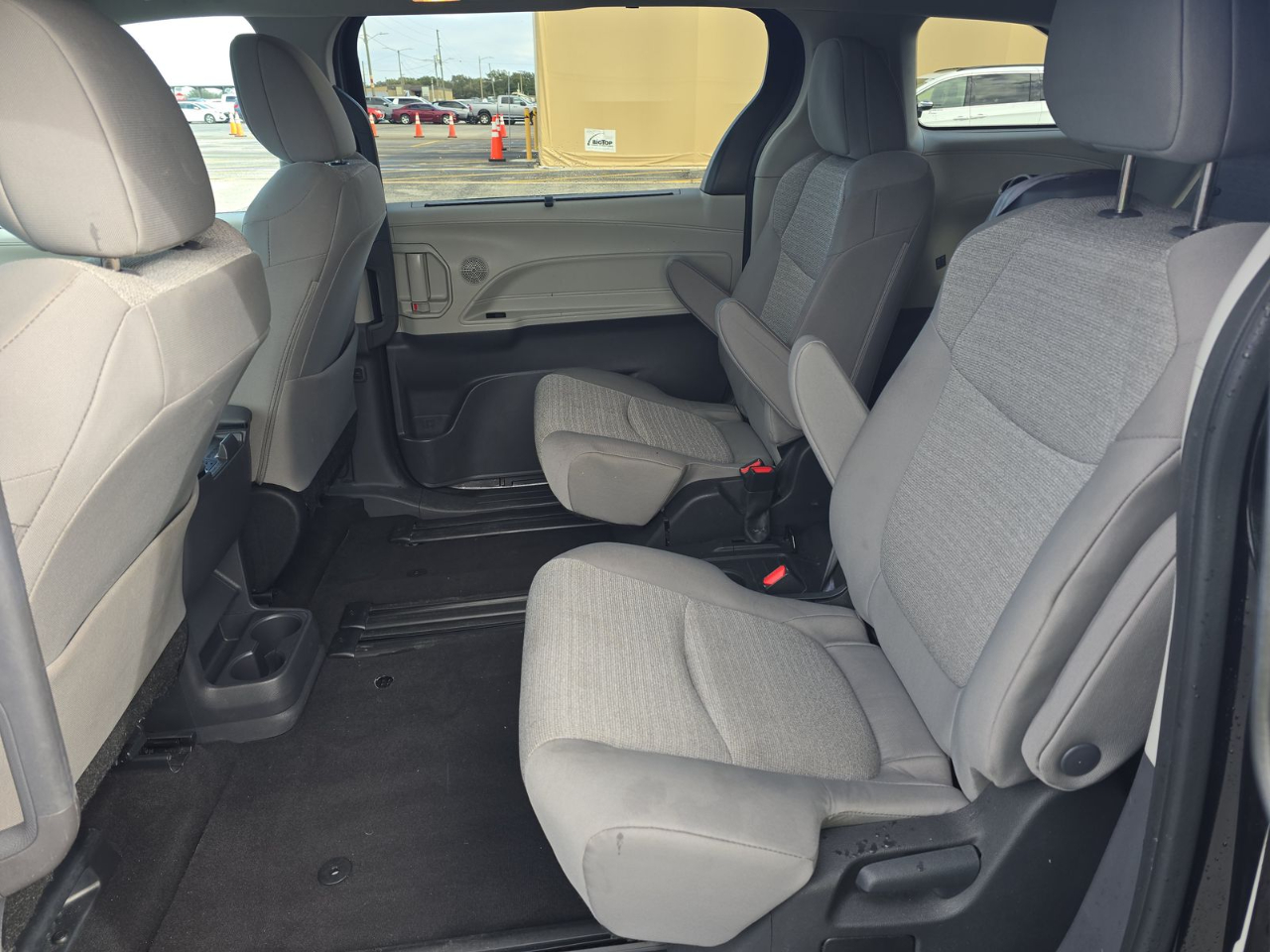 Toyota Sienna LE FWD 8-Passenger (Natl) 2024