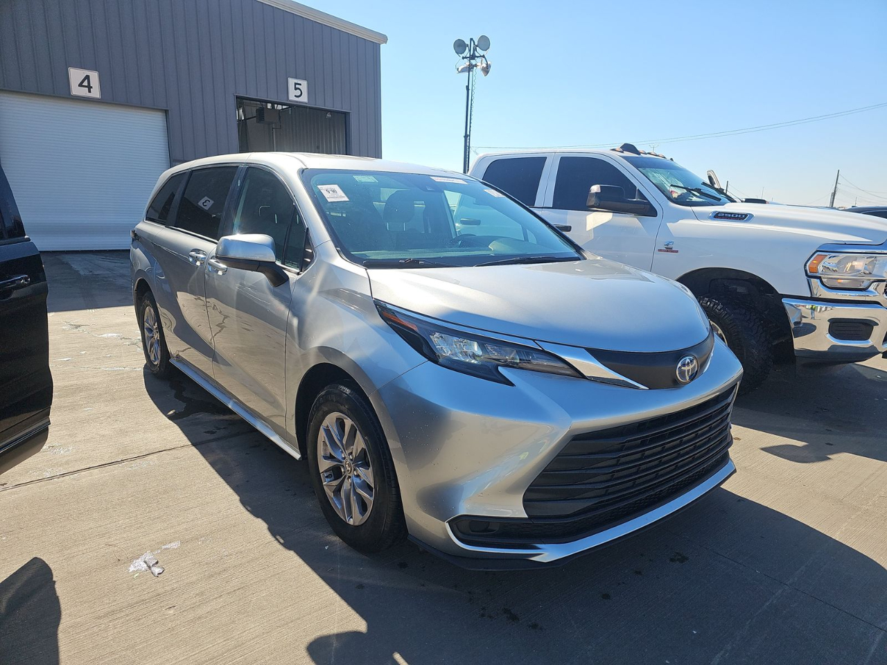 Toyota Sienna LE FWD 8-Passenger (Natl) 2025