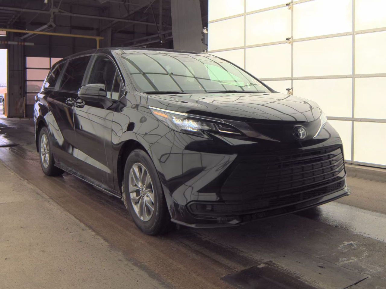 Toyota Sienna LE FWD 8-Passenger (Natl) 2025