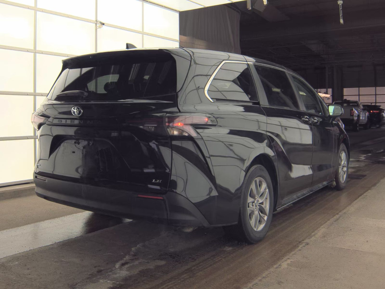 Toyota Sienna LE FWD 8-Passenger (Natl) 2025