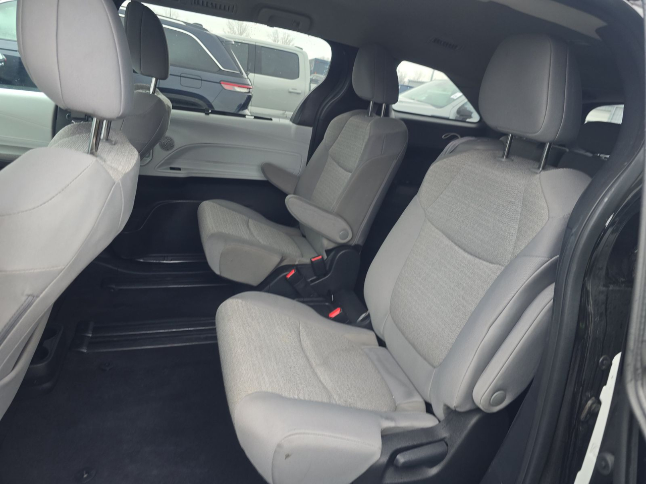 Toyota Sienna LE FWD 8-Passenger (Natl) 2025