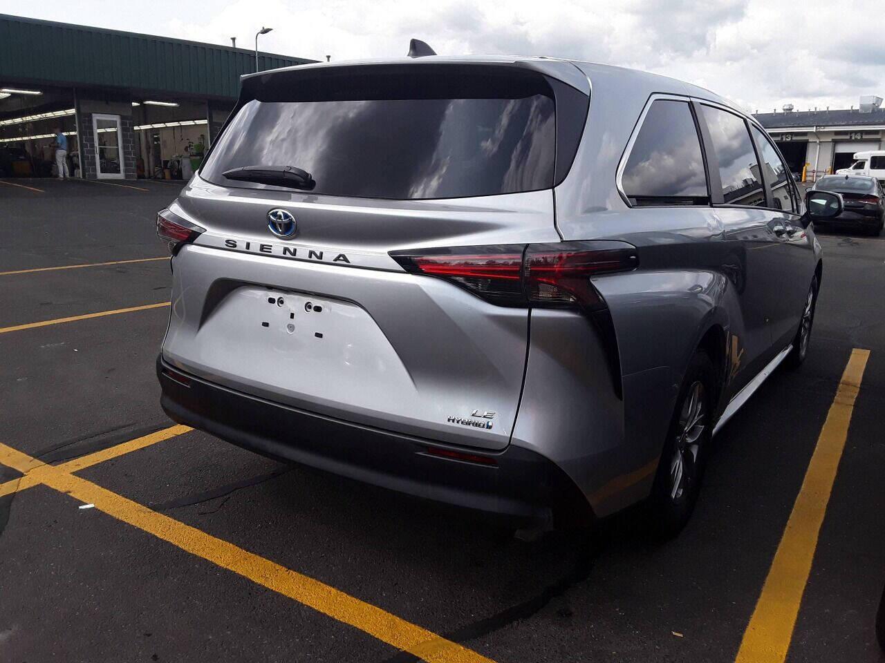 Toyota Sienna LE FWD 8-Passenger (Natl) 2022