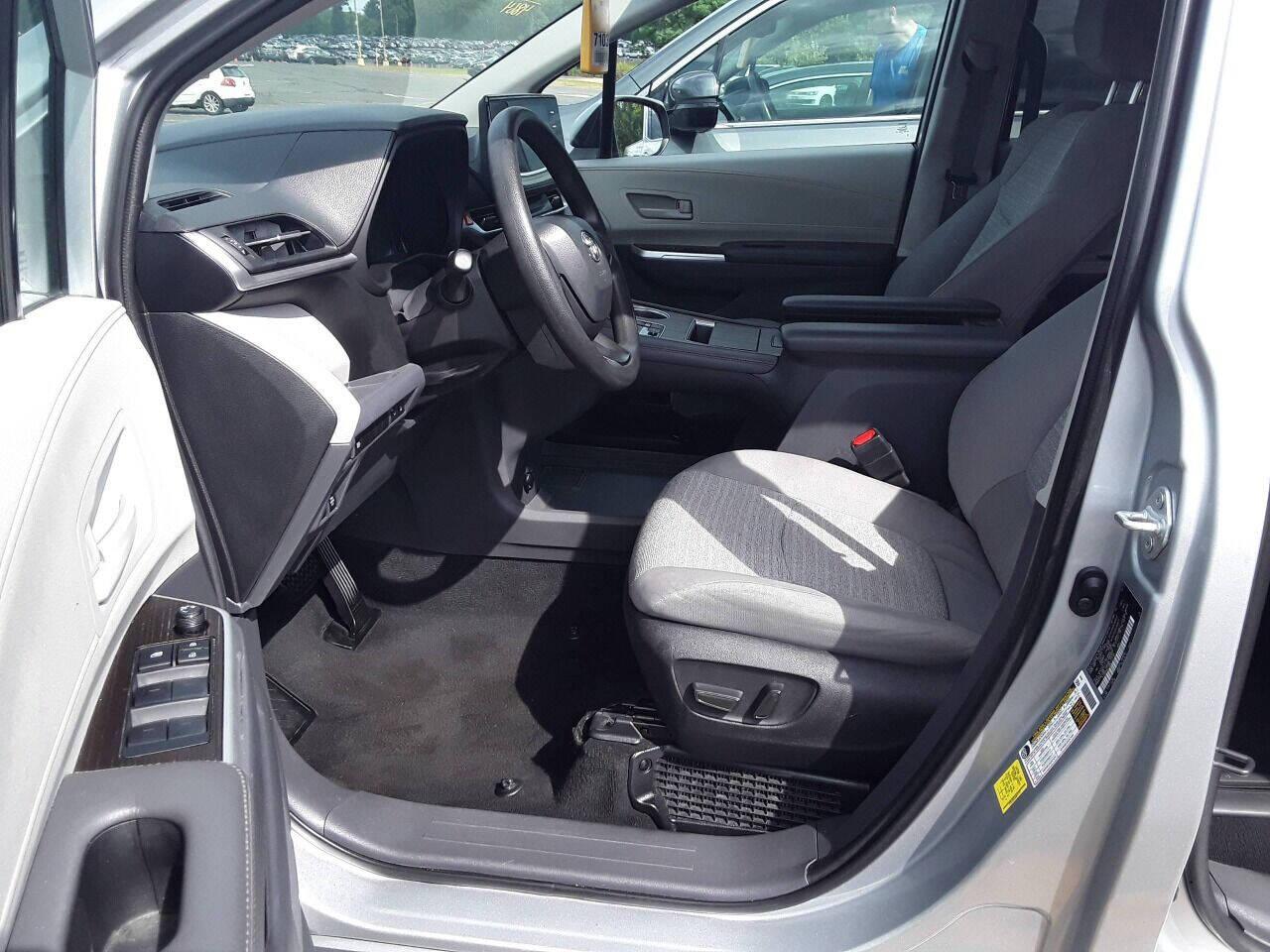 Toyota Sienna LE FWD 8-Passenger (Natl) 2022