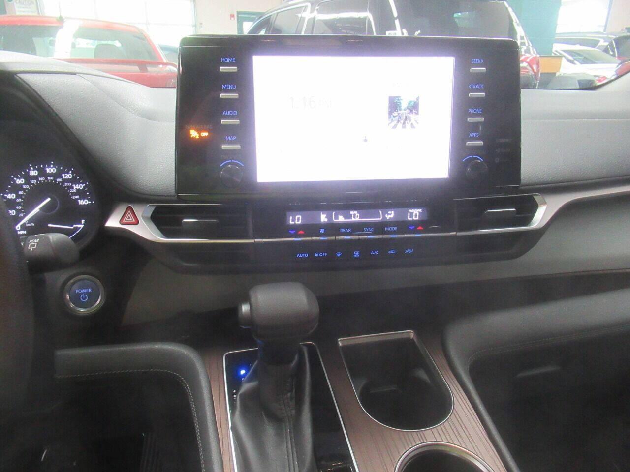 Toyota Sienna LE FWD 8-Passenger (Natl) 2022