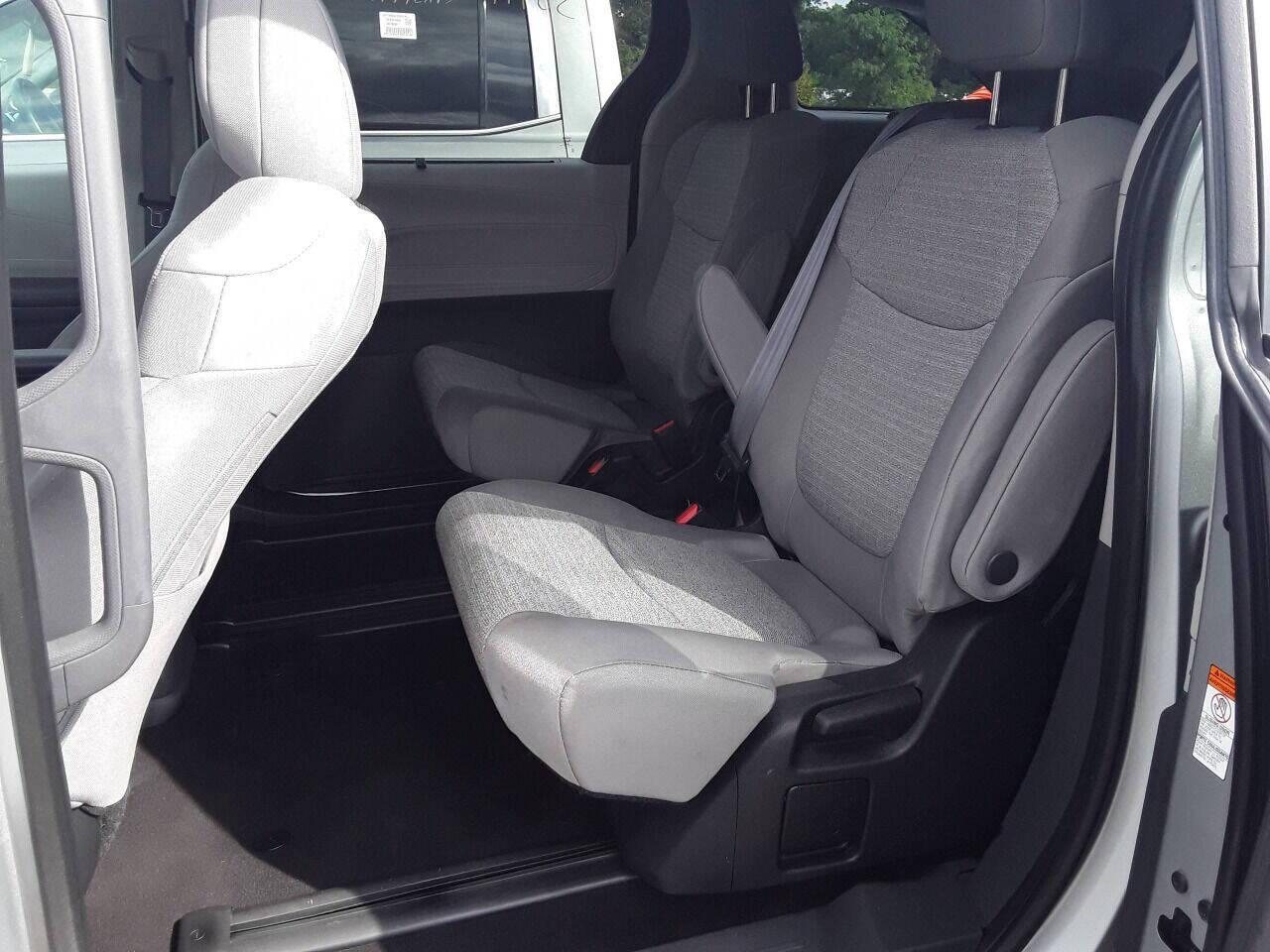 Toyota Sienna LE FWD 8-Passenger (Natl) 2022