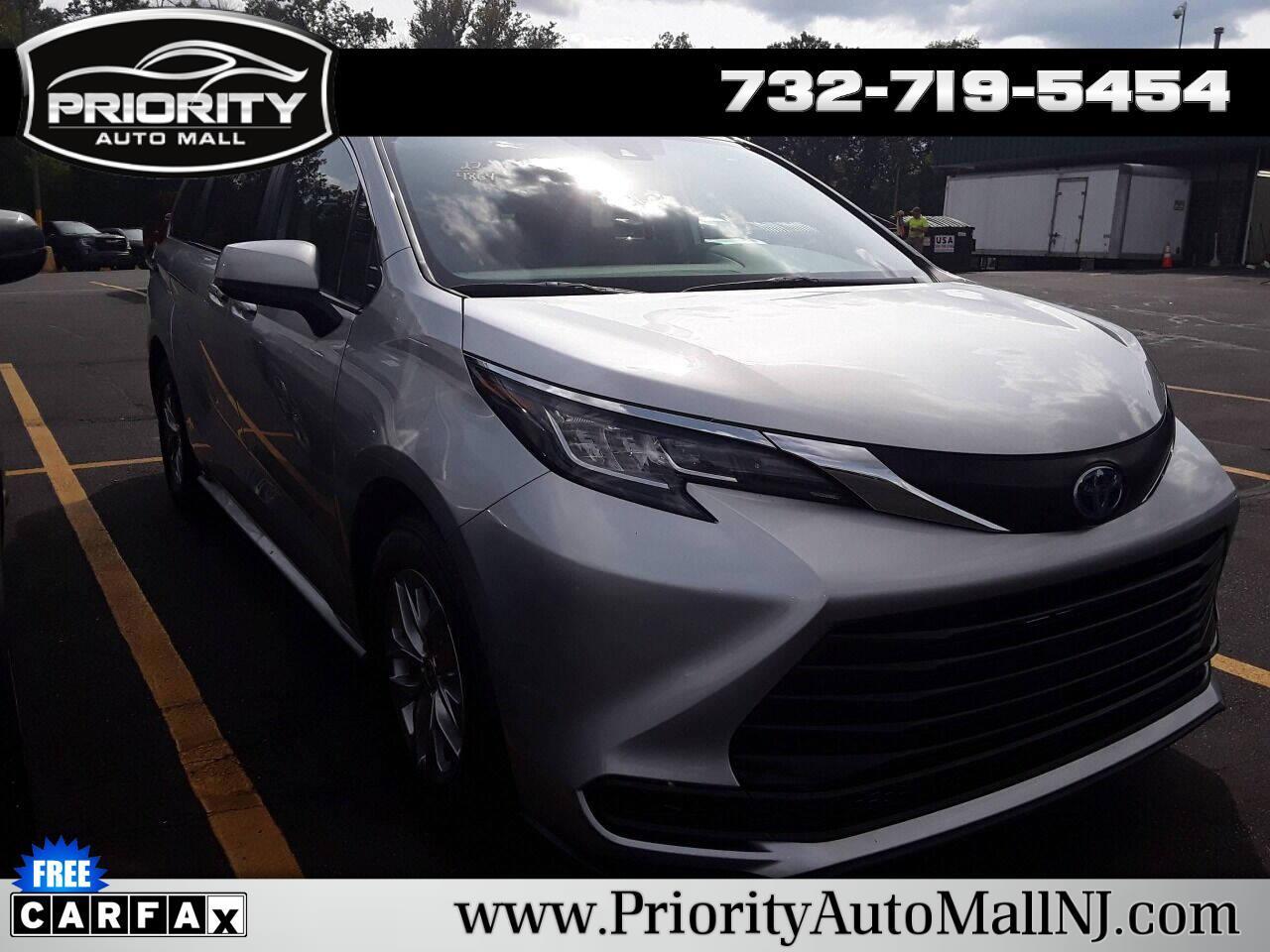 Toyota Sienna LE FWD 8-Passenger (Natl) 2022