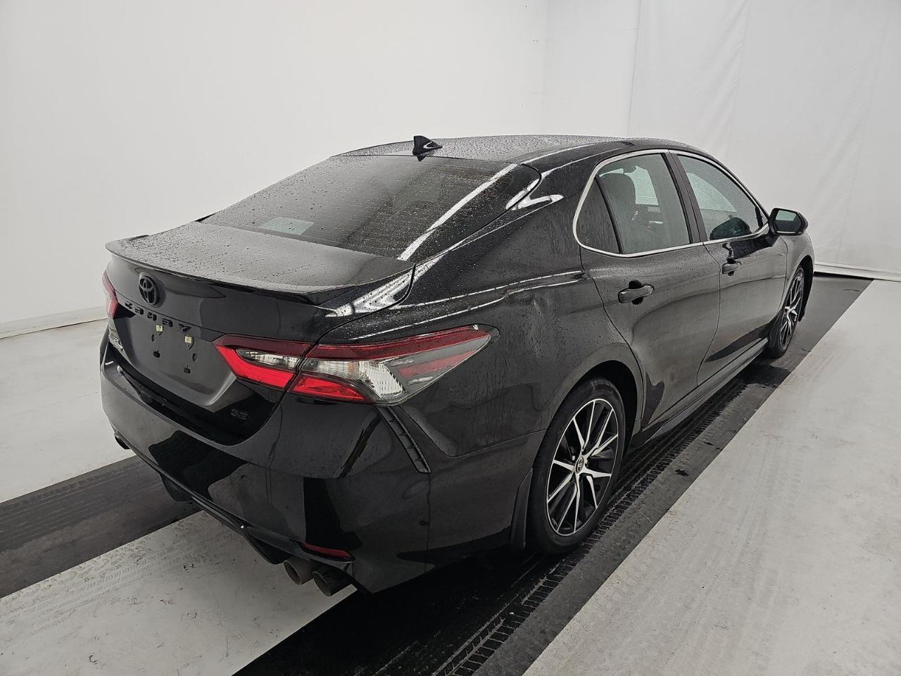 Toyota Camry Hybrid SE Nightshade CVT (Natl) 2023