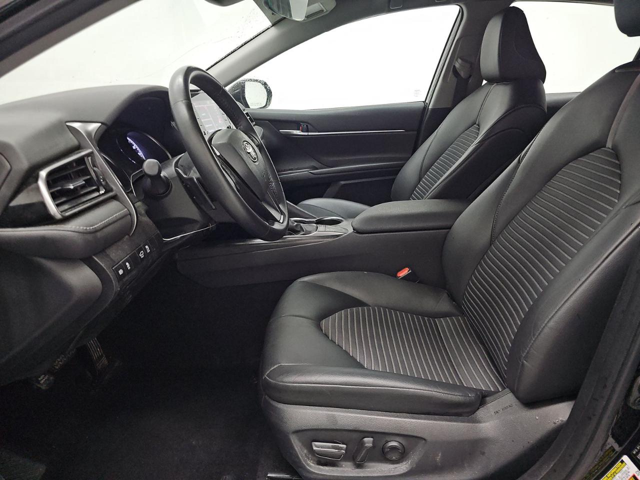 Toyota Camry Hybrid SE Nightshade CVT (Natl) 2023