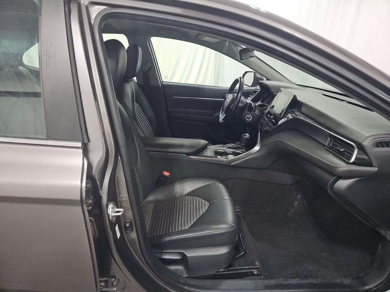 Toyota Camry Hybrid SE Nightshade CVT (Natl) 2023