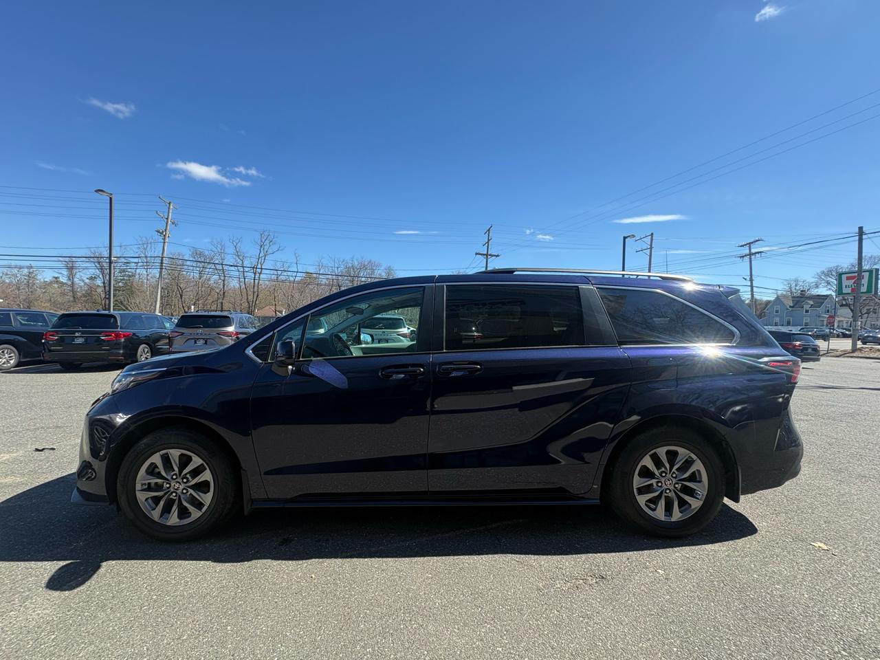 Toyota Sienna LE AWD 8-Passenger (Natl) 2023