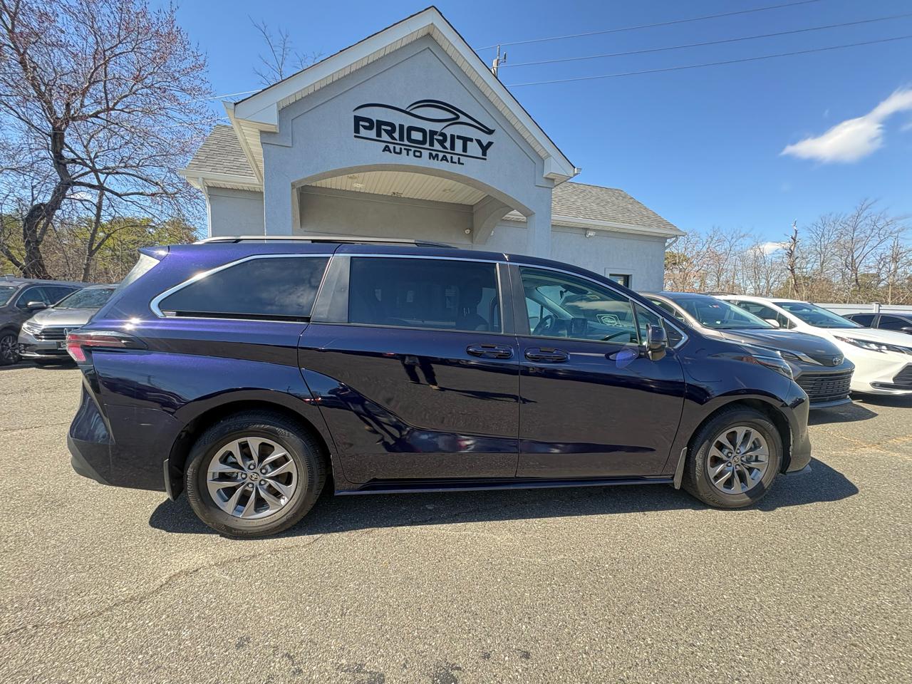 Toyota Sienna LE AWD 8-Passenger (Natl) 2023