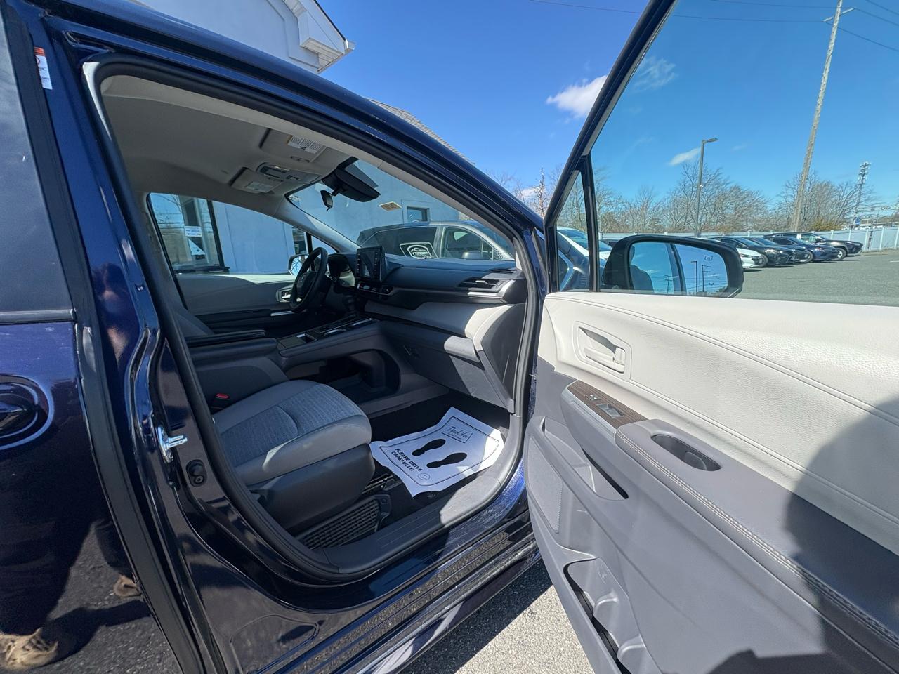 Toyota Sienna LE AWD 8-Passenger (Natl) 2023