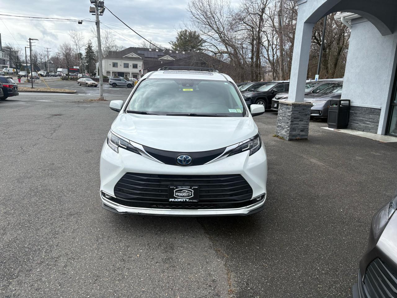 Toyota Sienna XLE FWD 7-Passenger (Natl) 2022