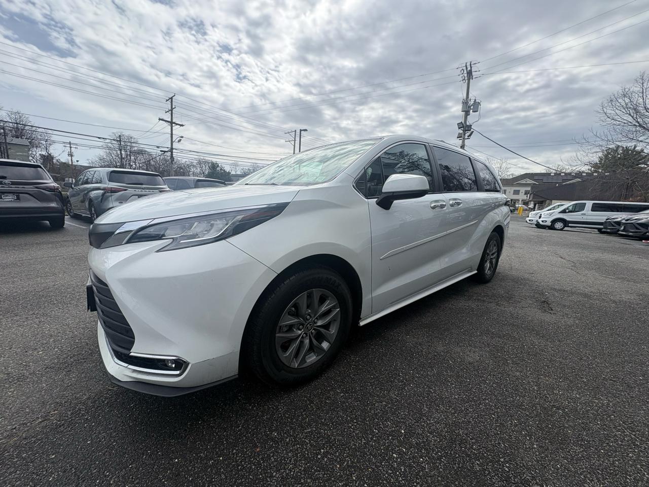 Toyota Sienna XLE FWD 7-Passenger (Natl) 2022