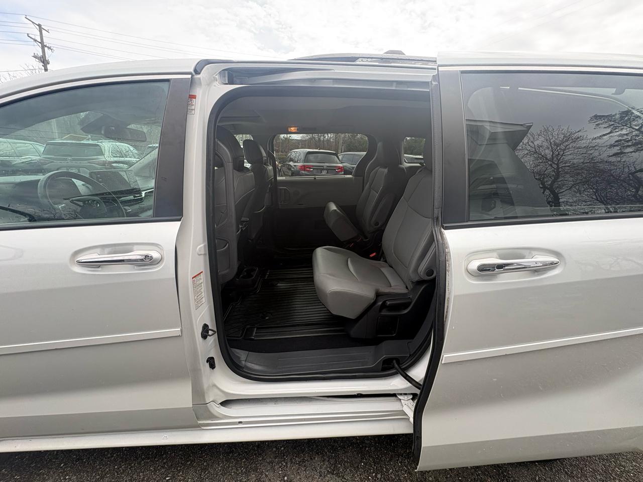 Toyota Sienna XLE FWD 7-Passenger (Natl) 2022