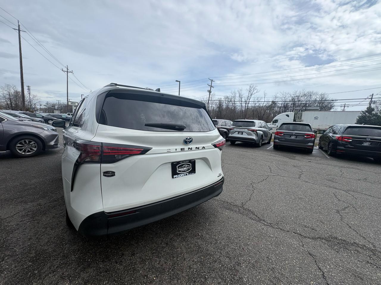 Toyota Sienna XLE FWD 7-Passenger (Natl) 2022