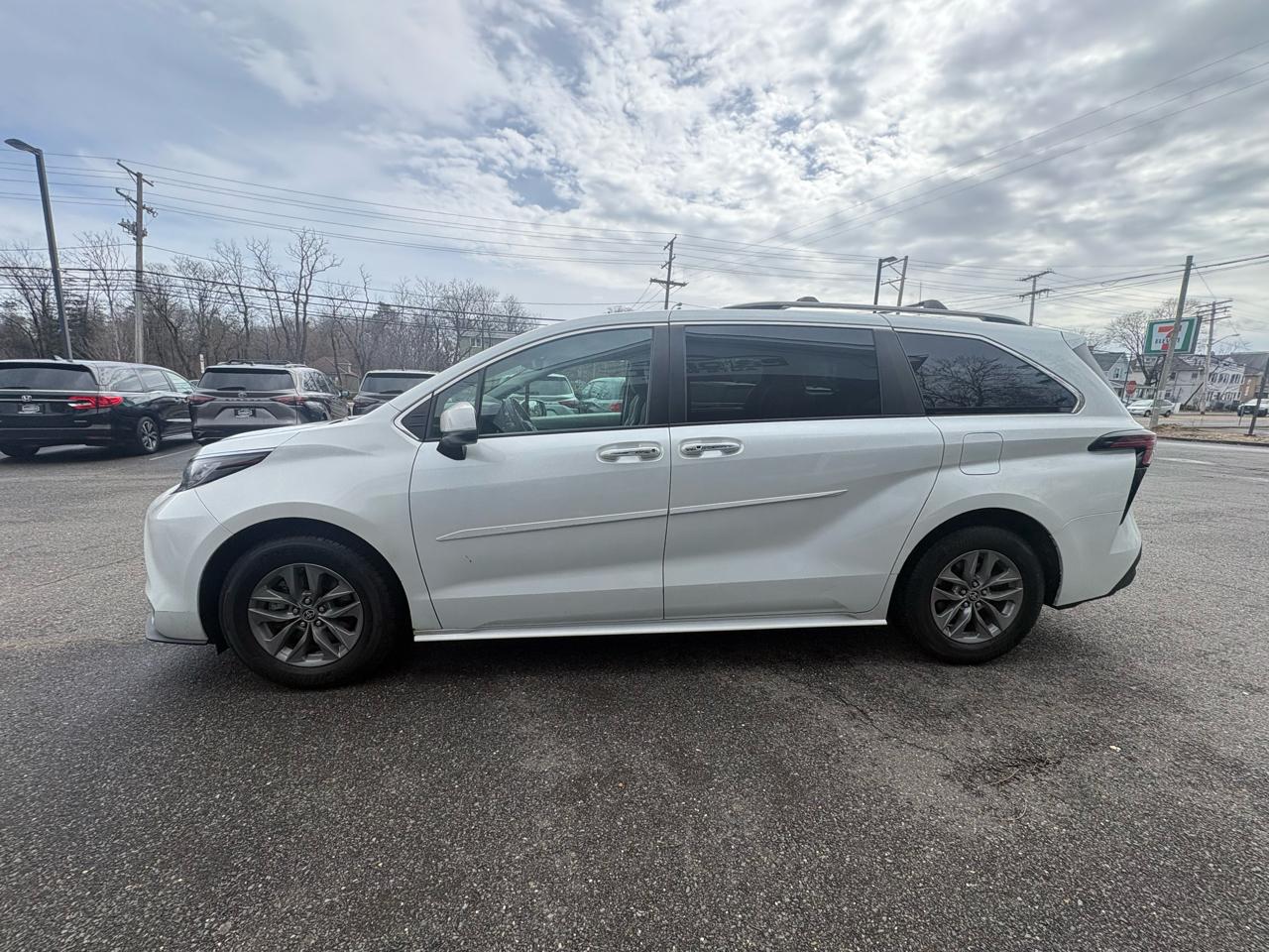 Toyota Sienna XLE FWD 7-Passenger (Natl) 2022