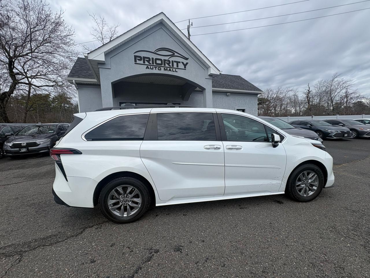 Toyota Sienna XLE FWD 7-Passenger (Natl) 2022
