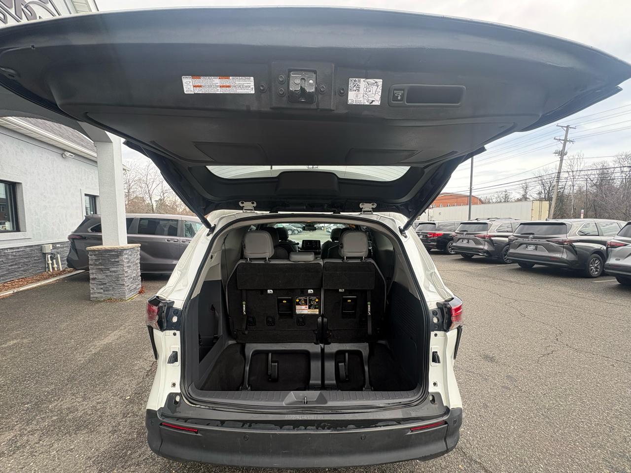 Toyota Sienna XLE FWD 7-Passenger (Natl) 2022