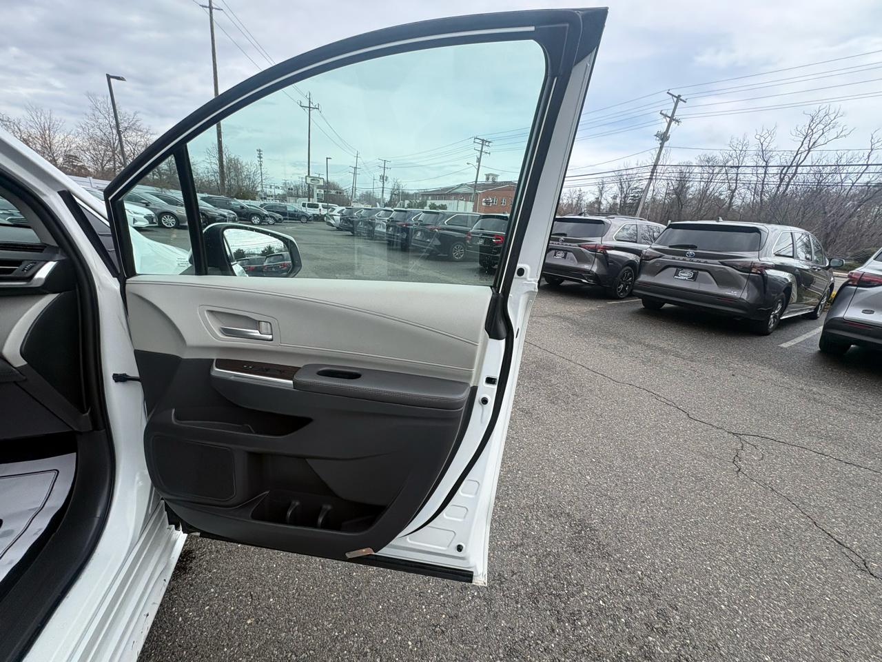 Toyota Sienna XLE FWD 7-Passenger (Natl) 2022