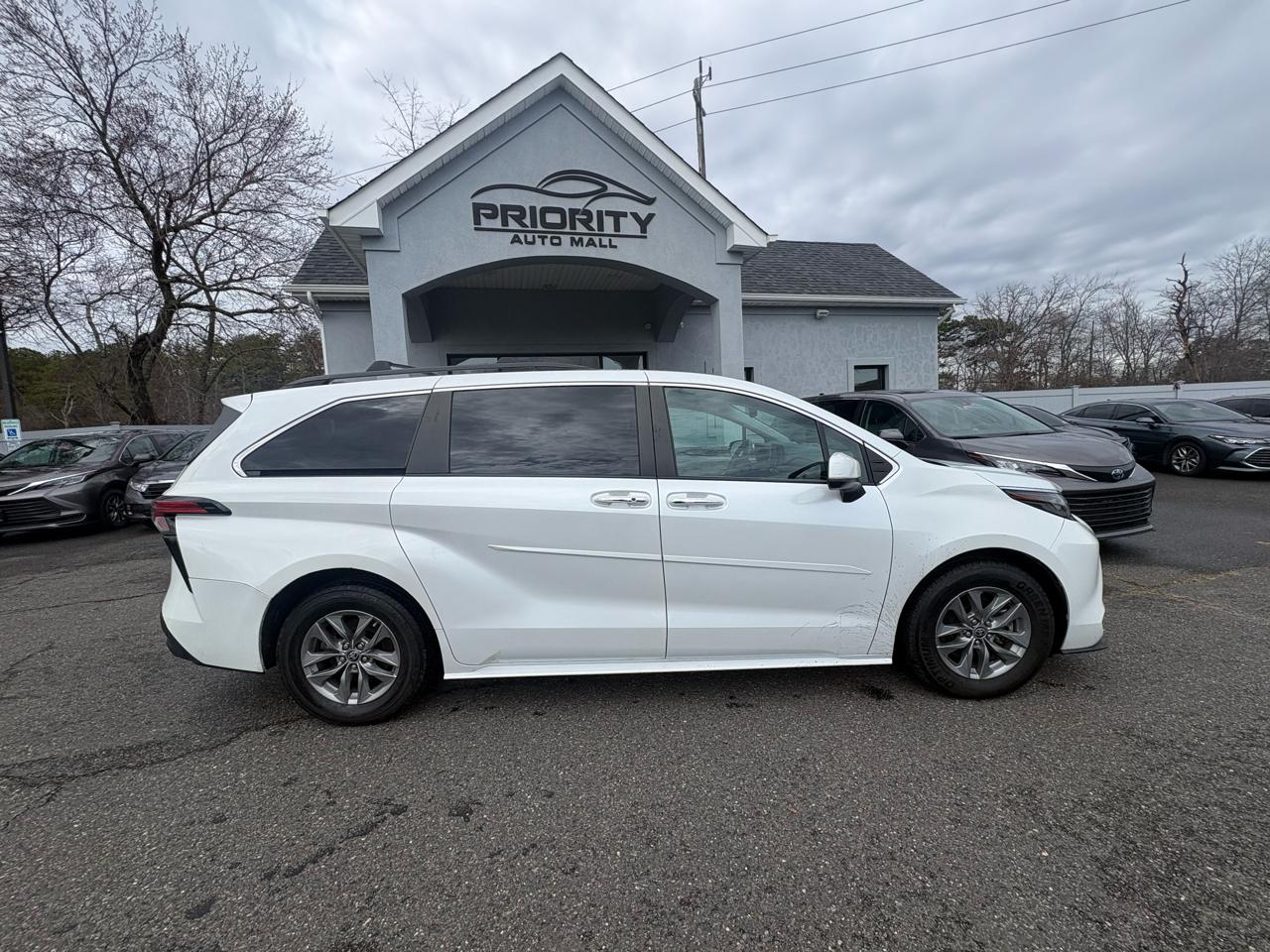 Toyota Sienna XLE FWD 7-Passenger (Natl) 2022