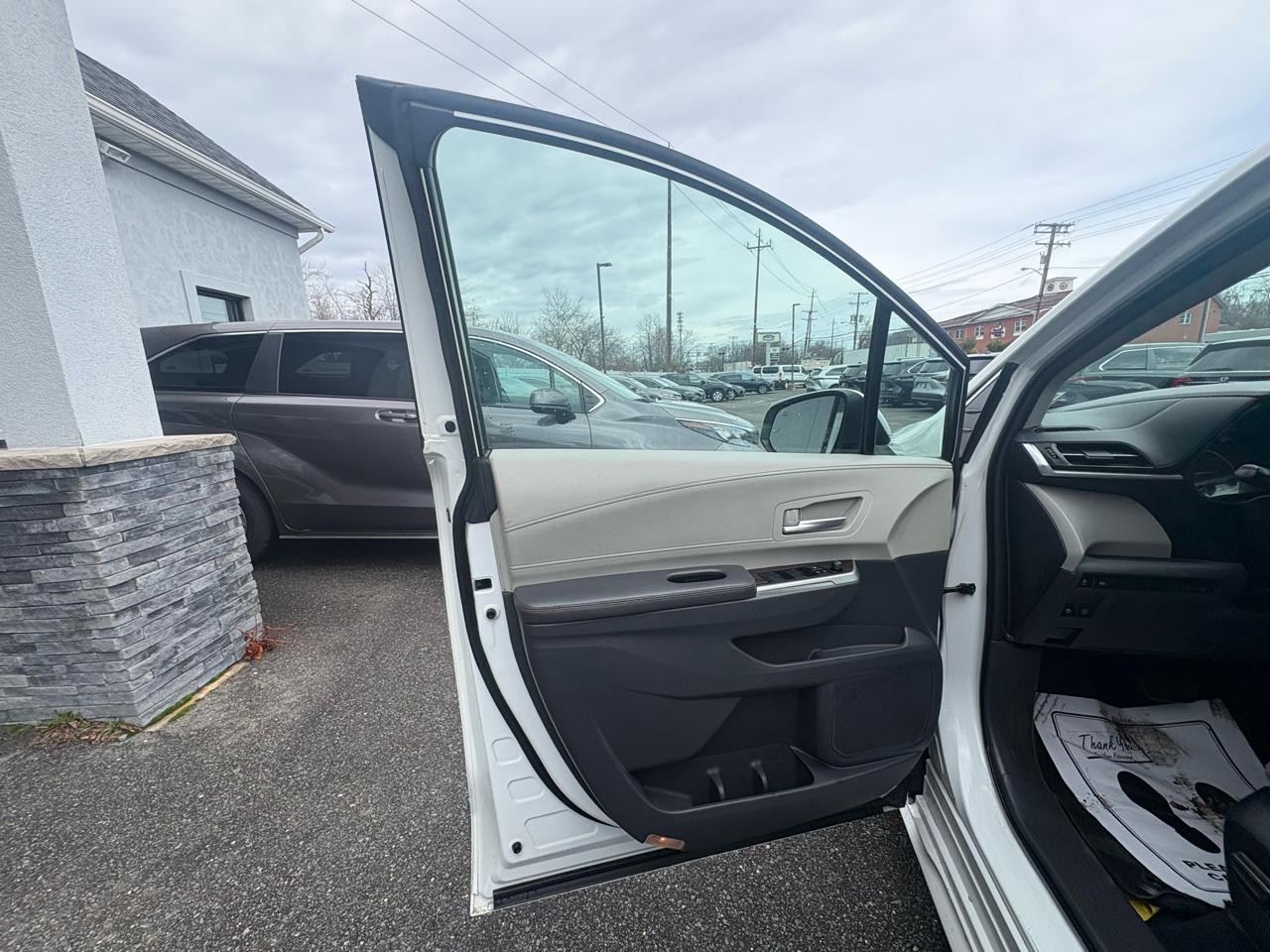 Toyota Sienna XLE FWD 7-Passenger (Natl) 2022