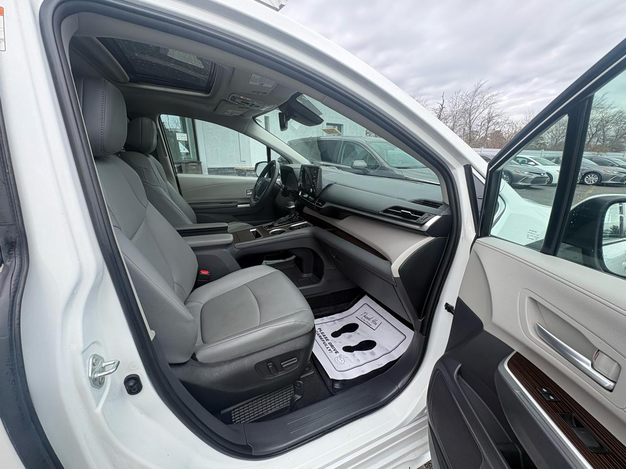 Toyota Sienna XLE FWD 7-Passenger (Natl) 2022