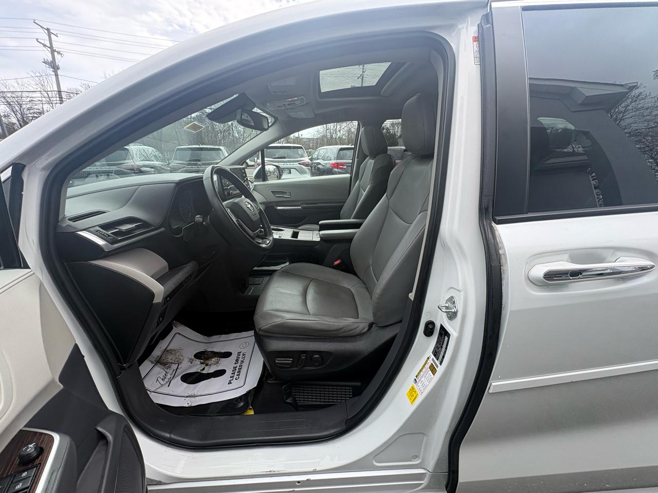 Toyota Sienna XLE FWD 7-Passenger (Natl) 2022