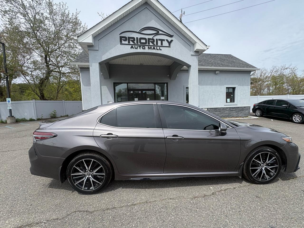 Toyota Camry SE 2023