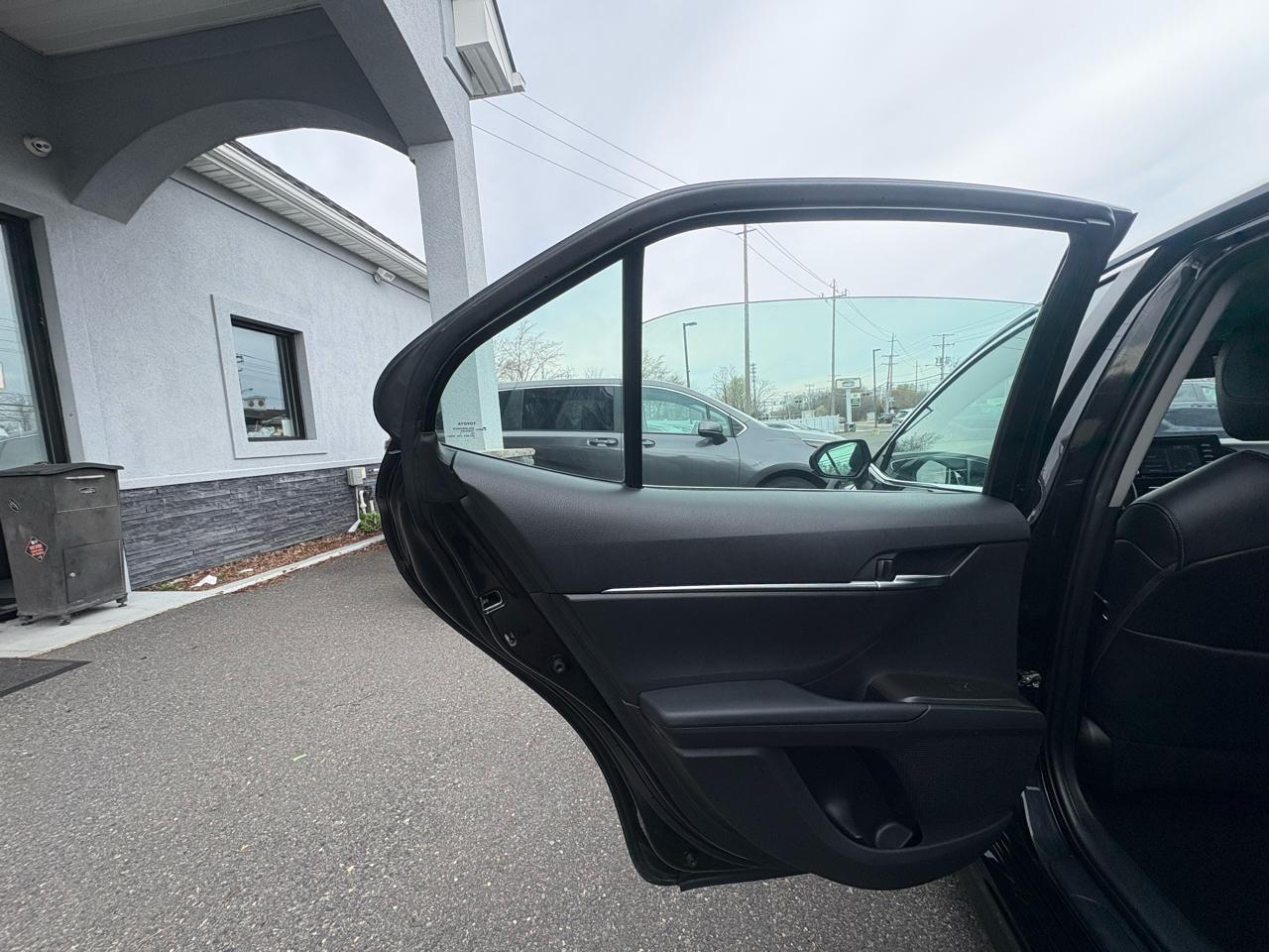 Toyota Camry SE Auto (Natl) 2021