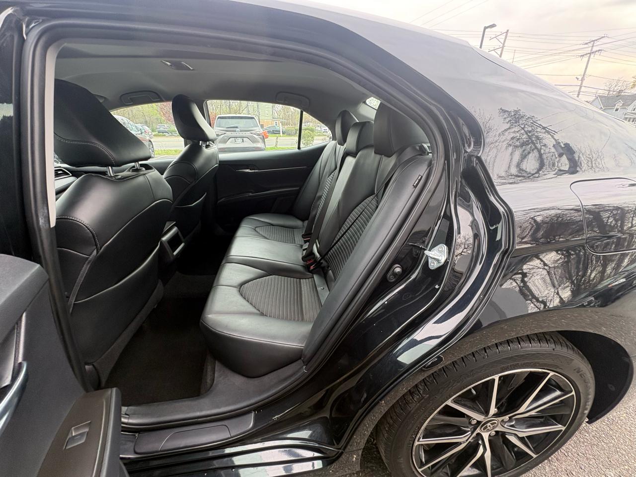 Toyota Camry SE Auto (Natl) 2021