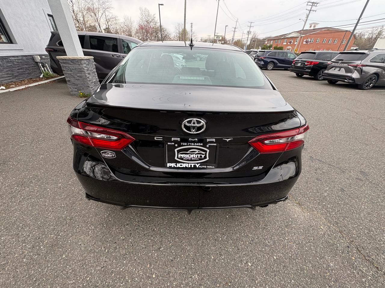 Toyota Camry SE Auto (Natl) 2021