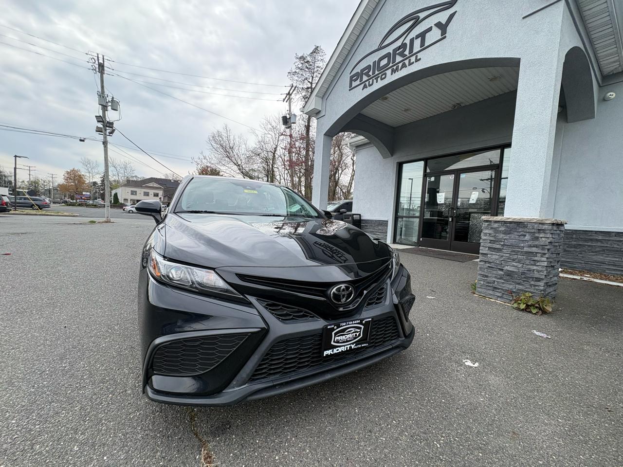Toyota Camry SE Auto (Natl) 2021