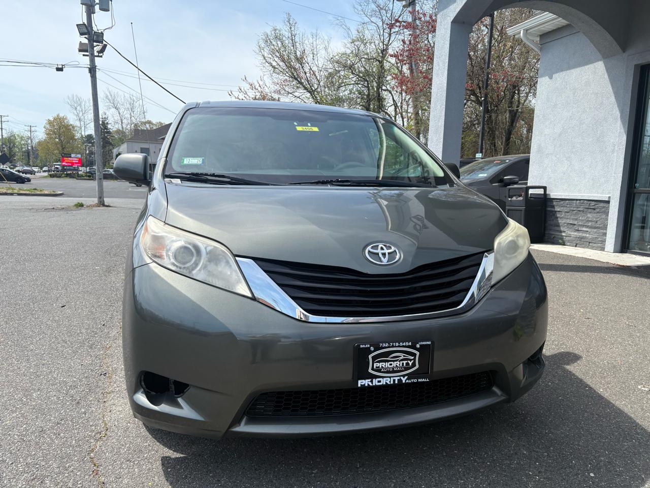 Toyota Sienna 5dr 7-Pass Van V6 LE AAS FWD (Natl) 2013