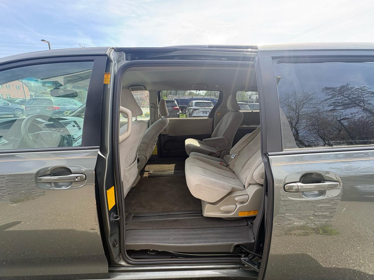 Toyota Sienna 5dr 7-Pass Van V6 LE AAS FWD (Natl) 2013