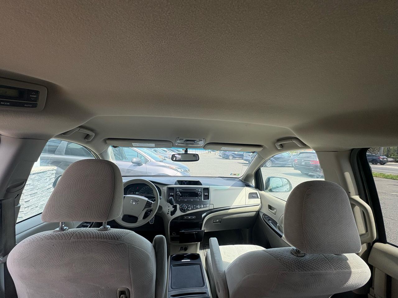 Toyota Sienna 5dr 7-Pass Van V6 LE AAS FWD (Natl) 2013