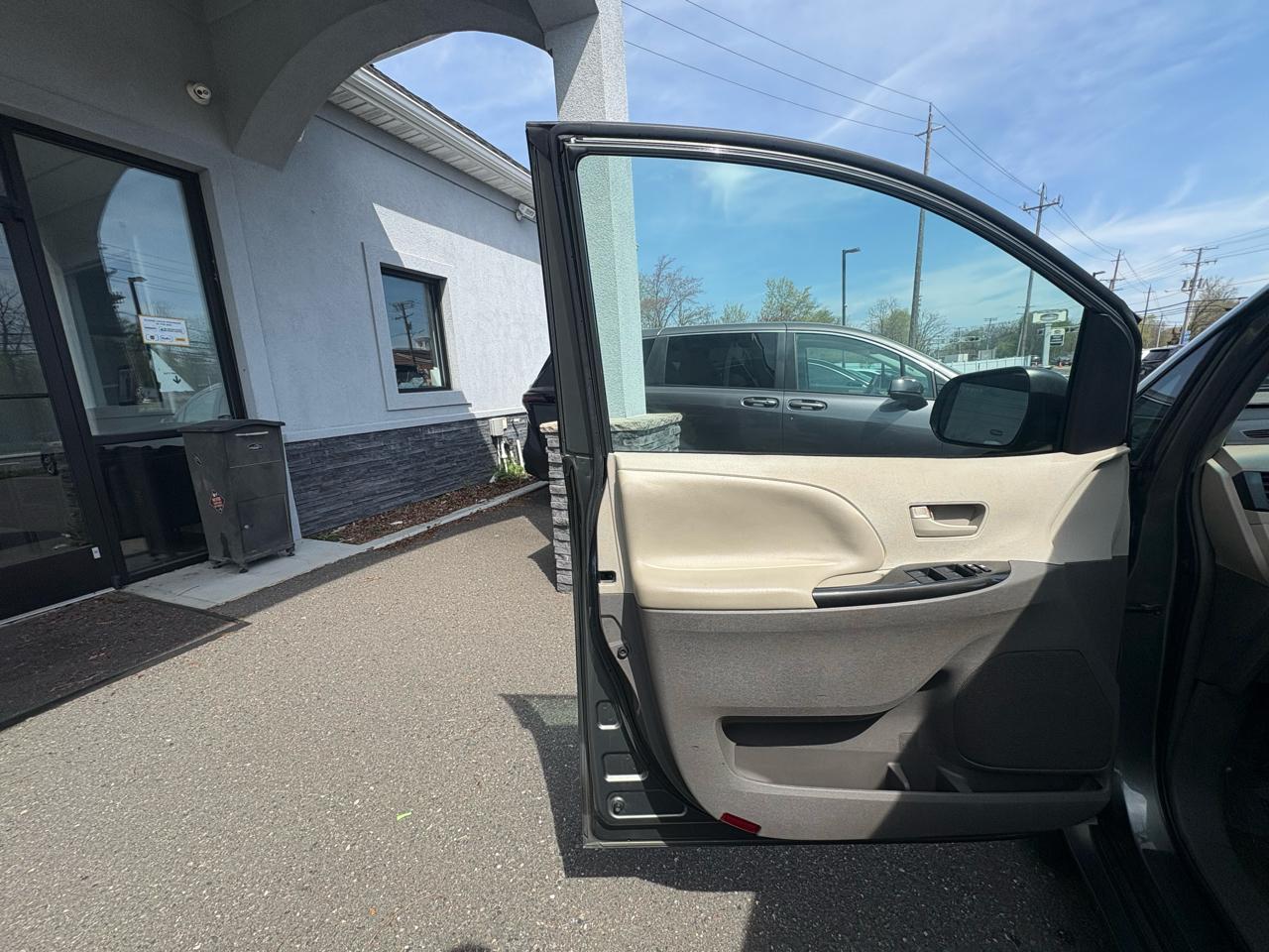 Toyota Sienna 5dr 7-Pass Van V6 LE AAS FWD (Natl) 2013