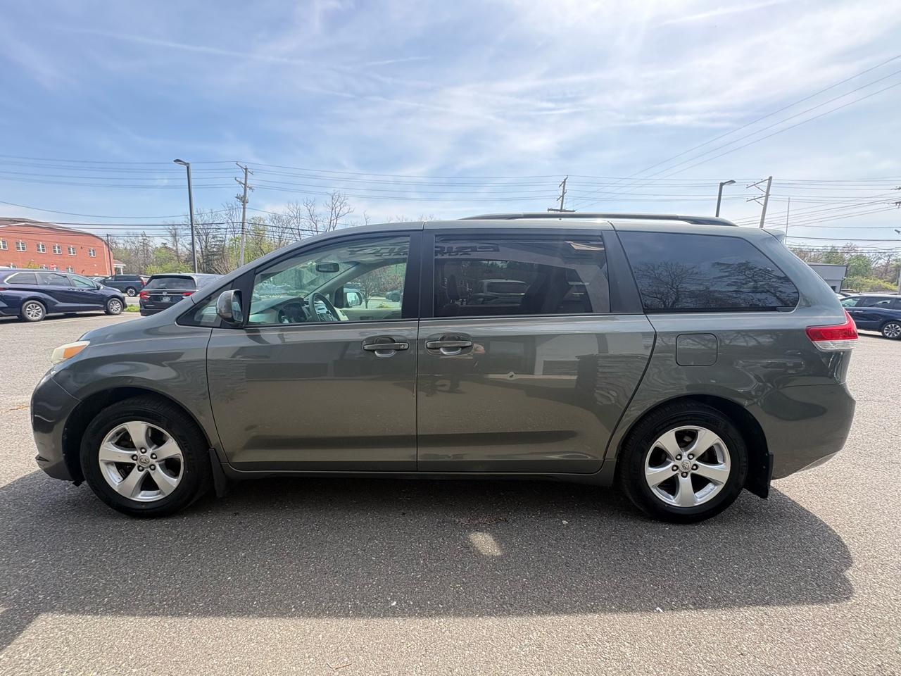 Toyota Sienna 5dr 7-Pass Van V6 LE AAS FWD (Natl) 2013