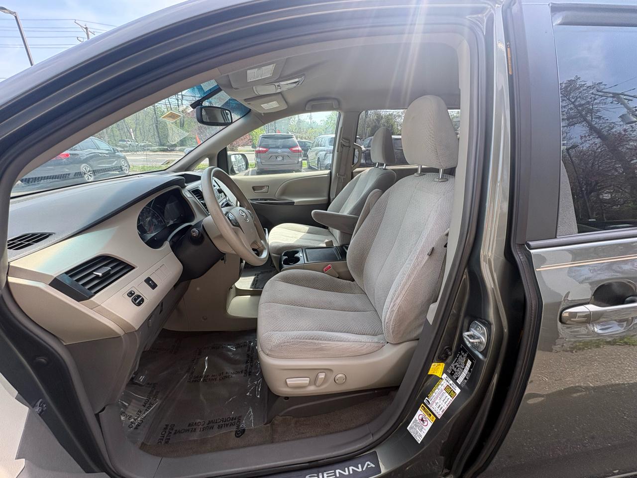 Toyota Sienna 5dr 7-Pass Van V6 LE AAS FWD (Natl) 2013