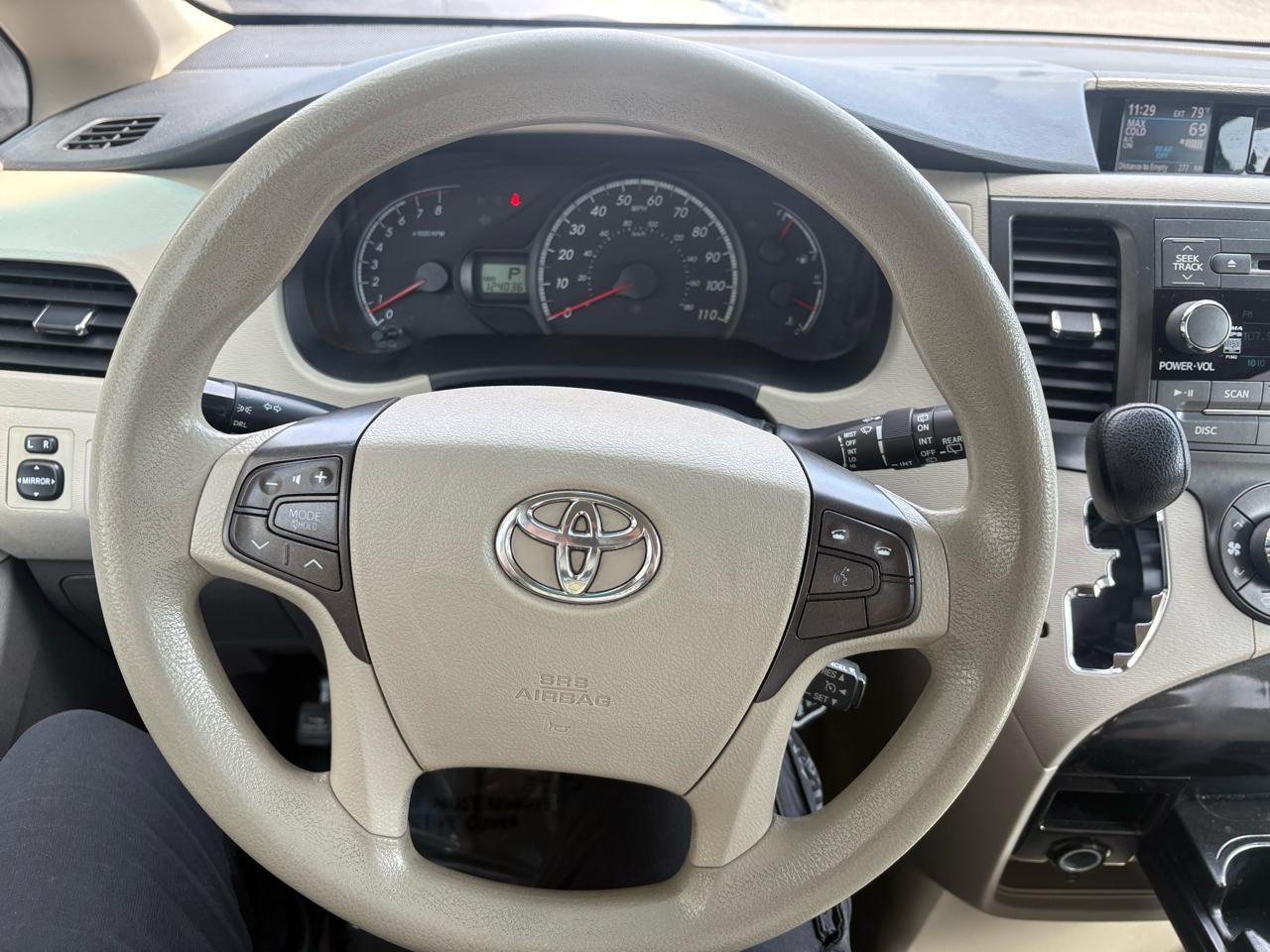 Toyota Sienna 5dr 7-Pass Van V6 LE AAS FWD (Natl) 2013