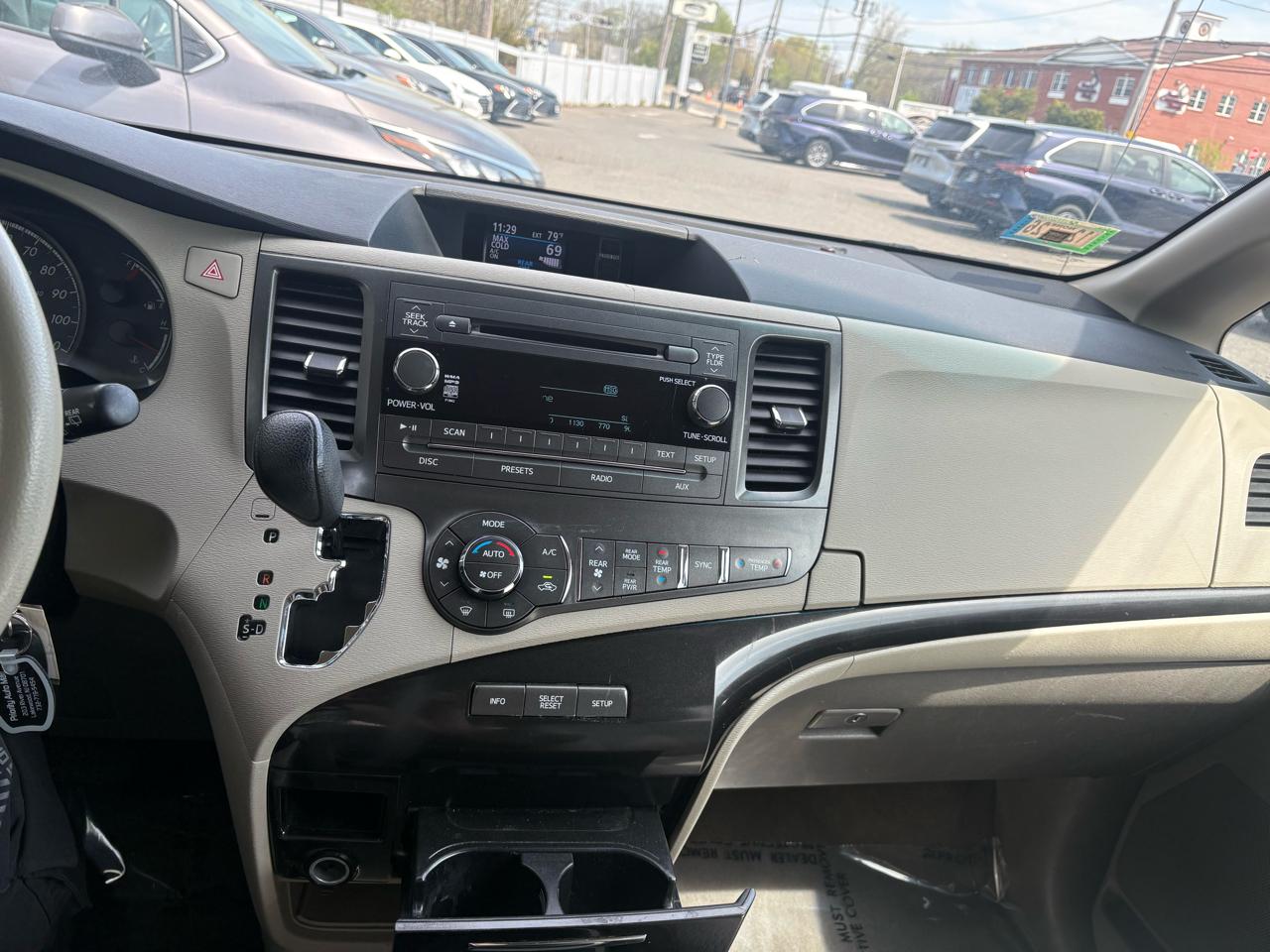 Toyota Sienna 5dr 7-Pass Van V6 LE AAS FWD (Natl) 2013