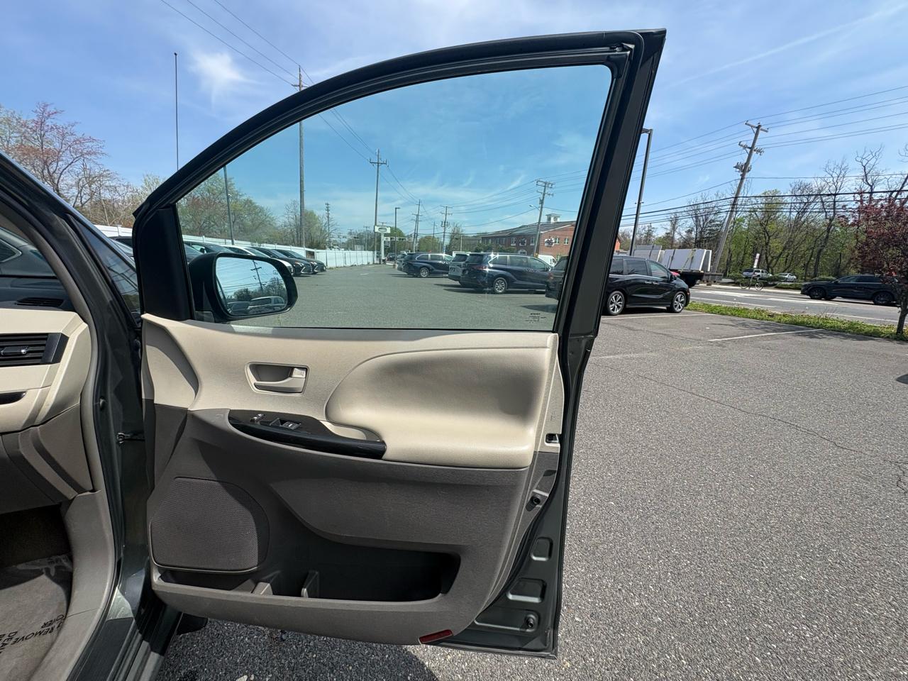 Toyota Sienna 5dr 7-Pass Van V6 LE AAS FWD (Natl) 2013