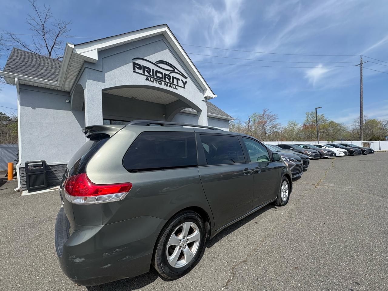 Toyota Sienna 5dr 7-Pass Van V6 LE AAS FWD (Natl) 2013