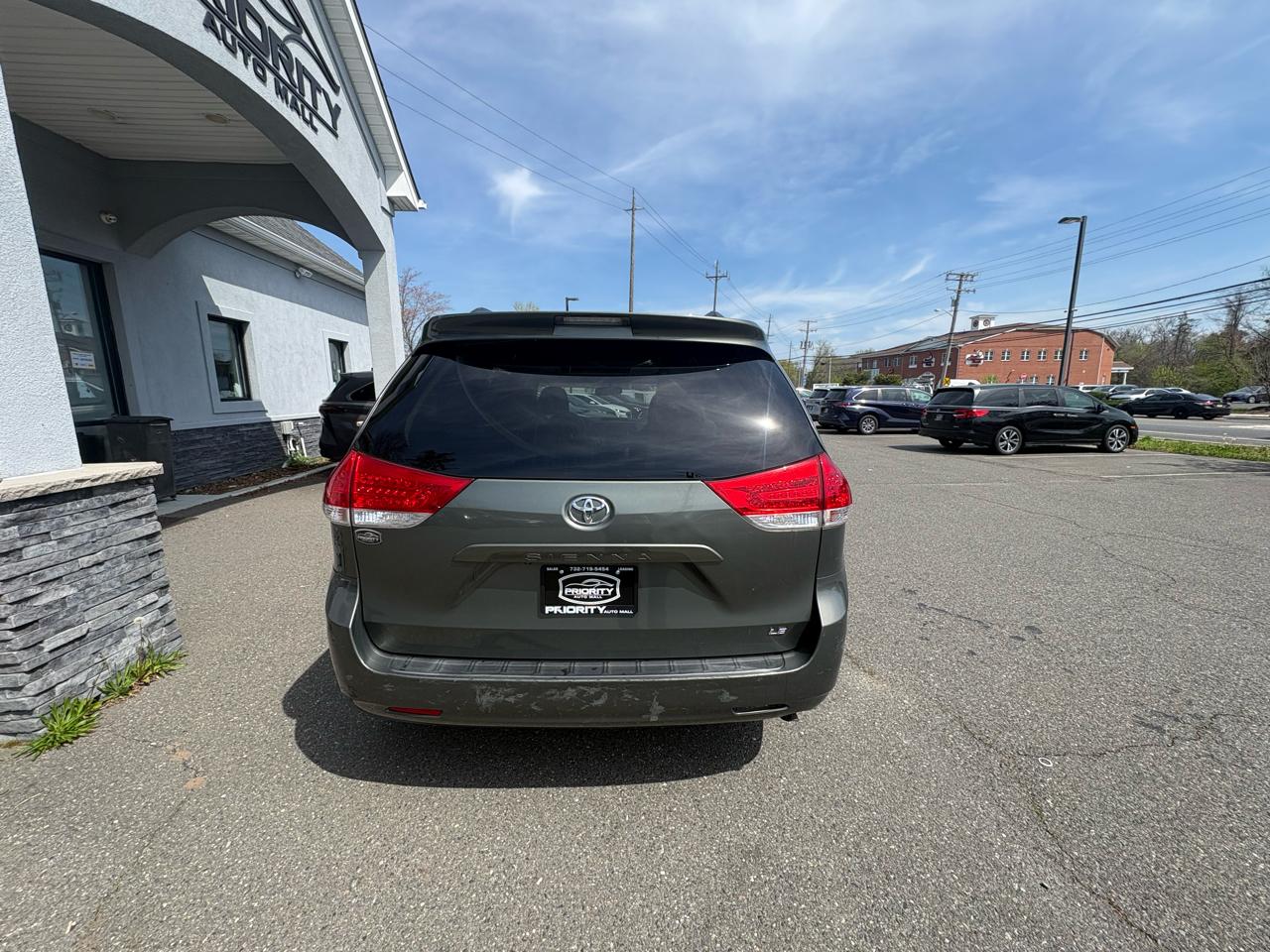 Toyota Sienna 5dr 7-Pass Van V6 LE AAS FWD (Natl) 2013