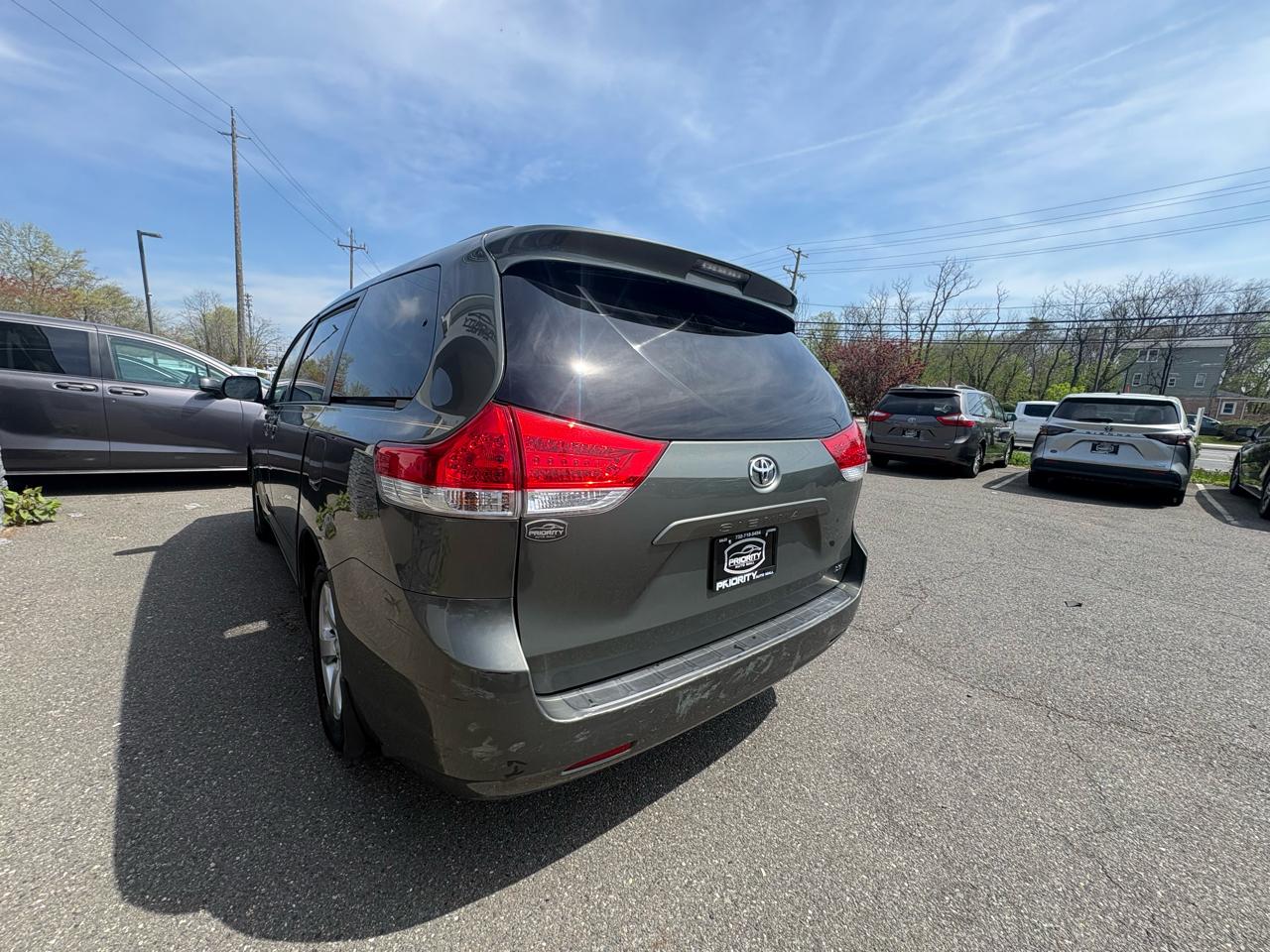 Toyota Sienna 5dr 7-Pass Van V6 LE AAS FWD (Natl) 2013