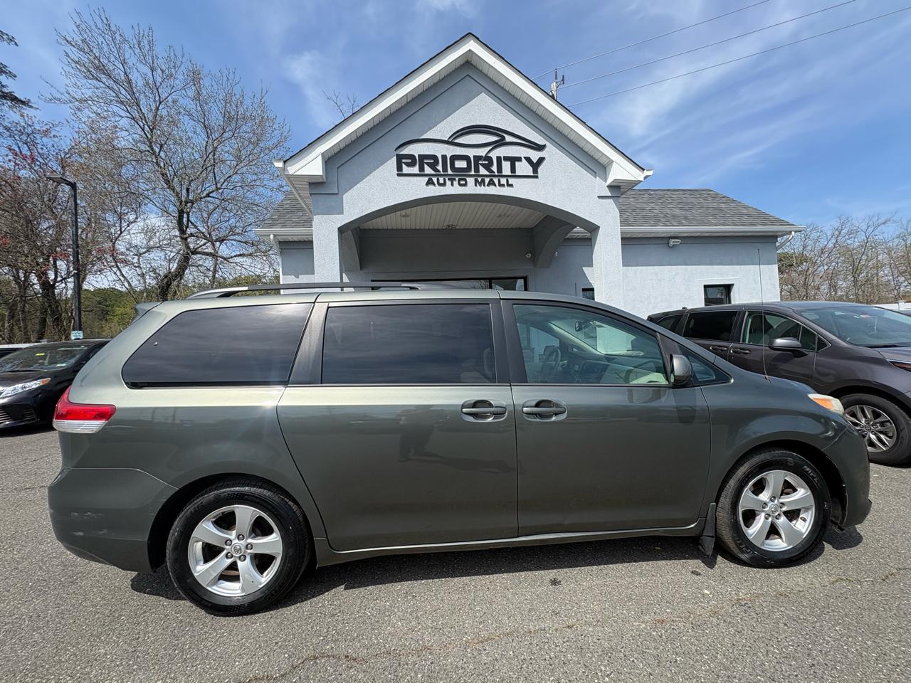 Toyota Sienna 5dr 7-Pass Van V6 LE AAS FWD (Natl) 2013