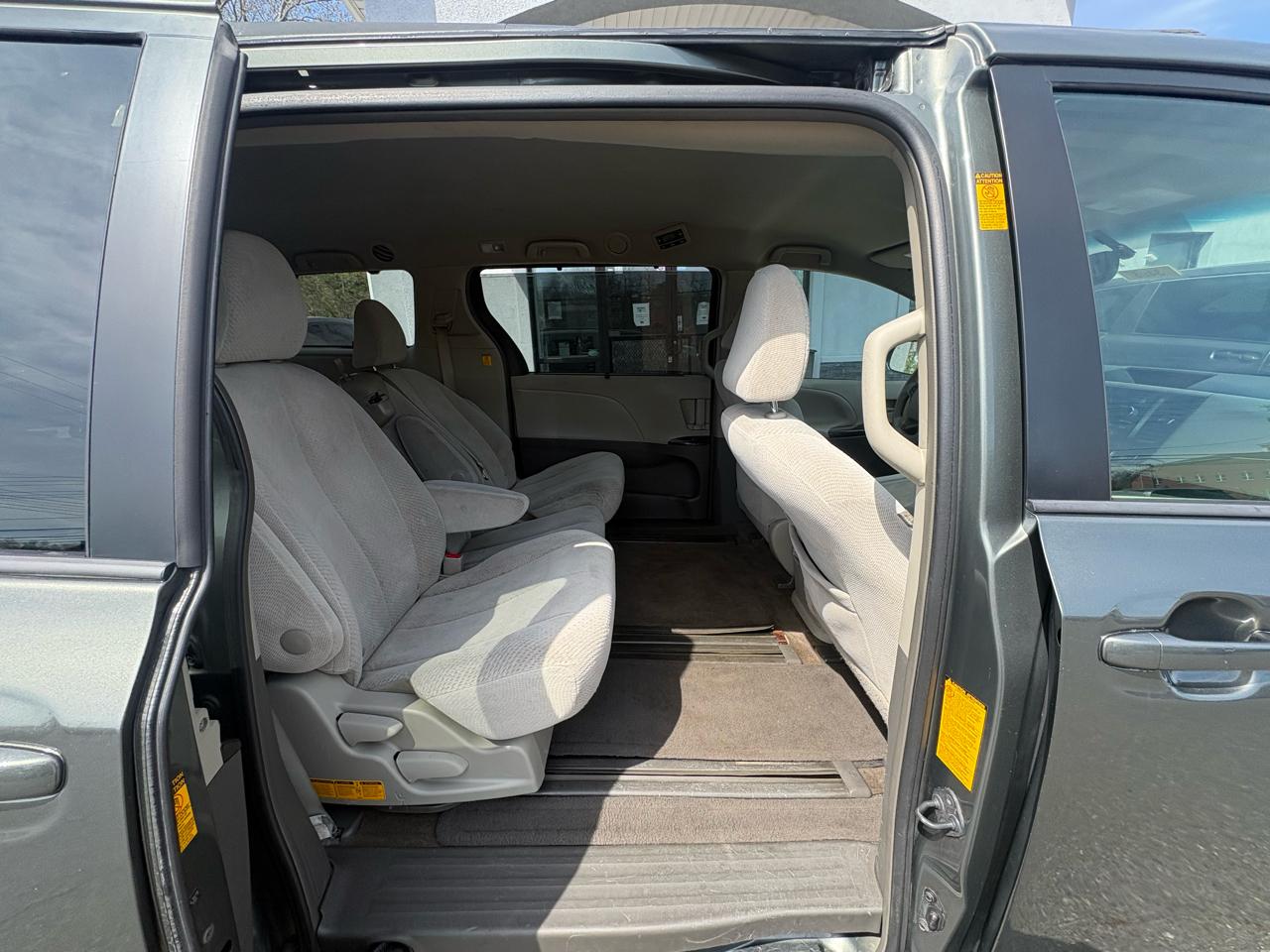 Toyota Sienna 5dr 7-Pass Van V6 LE AAS FWD (Natl) 2013