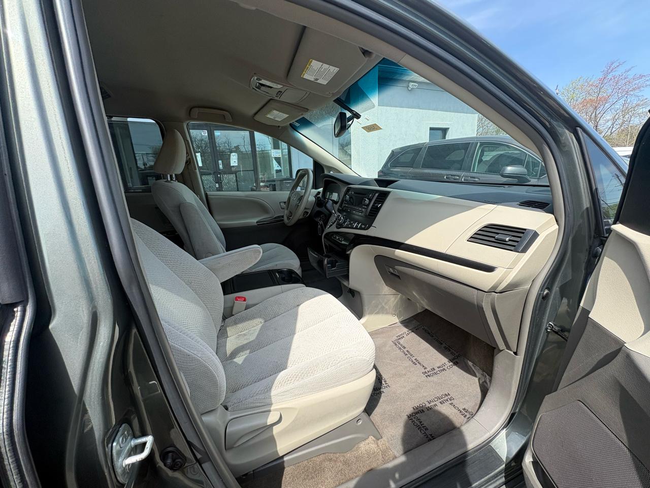 Toyota Sienna 5dr 7-Pass Van V6 LE AAS FWD (Natl) 2013