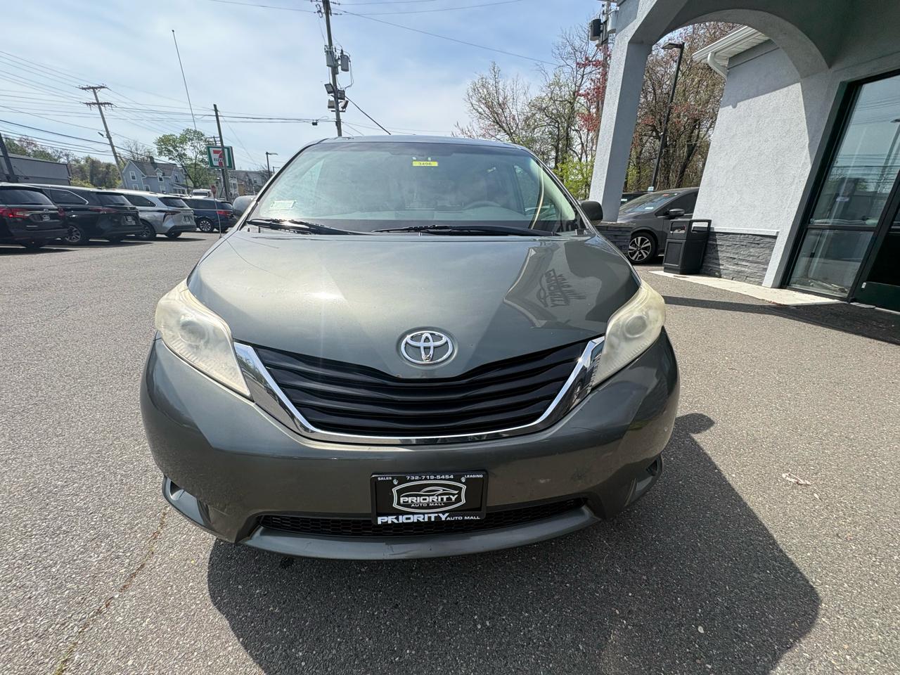 Toyota Sienna 5dr 7-Pass Van V6 LE AAS FWD (Natl) 2013